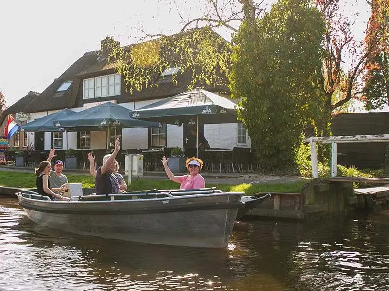 Sloep (4) met borrelplank & schipper